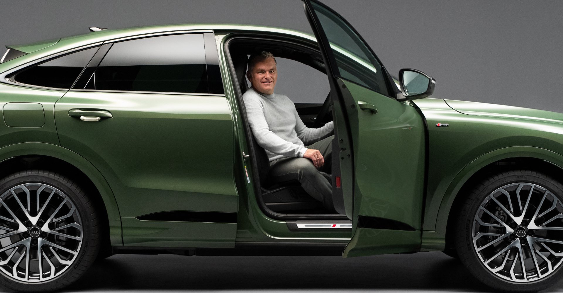 Razvijalec zaslonov Roland Sager na sovoznikovem sedežu modela Audi Q5 Sportback.