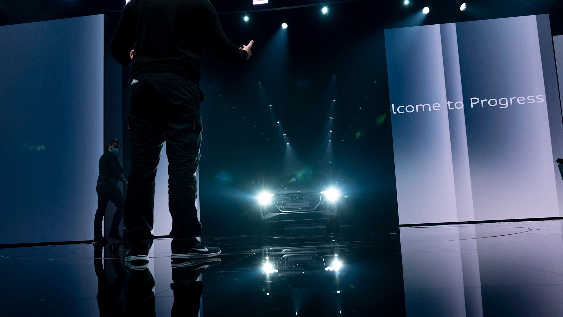 Občinstvo je čakalo trenutek svetovne premiere 14. aprila: oder je pripravljen na vstop Audija Q4 e-tron.