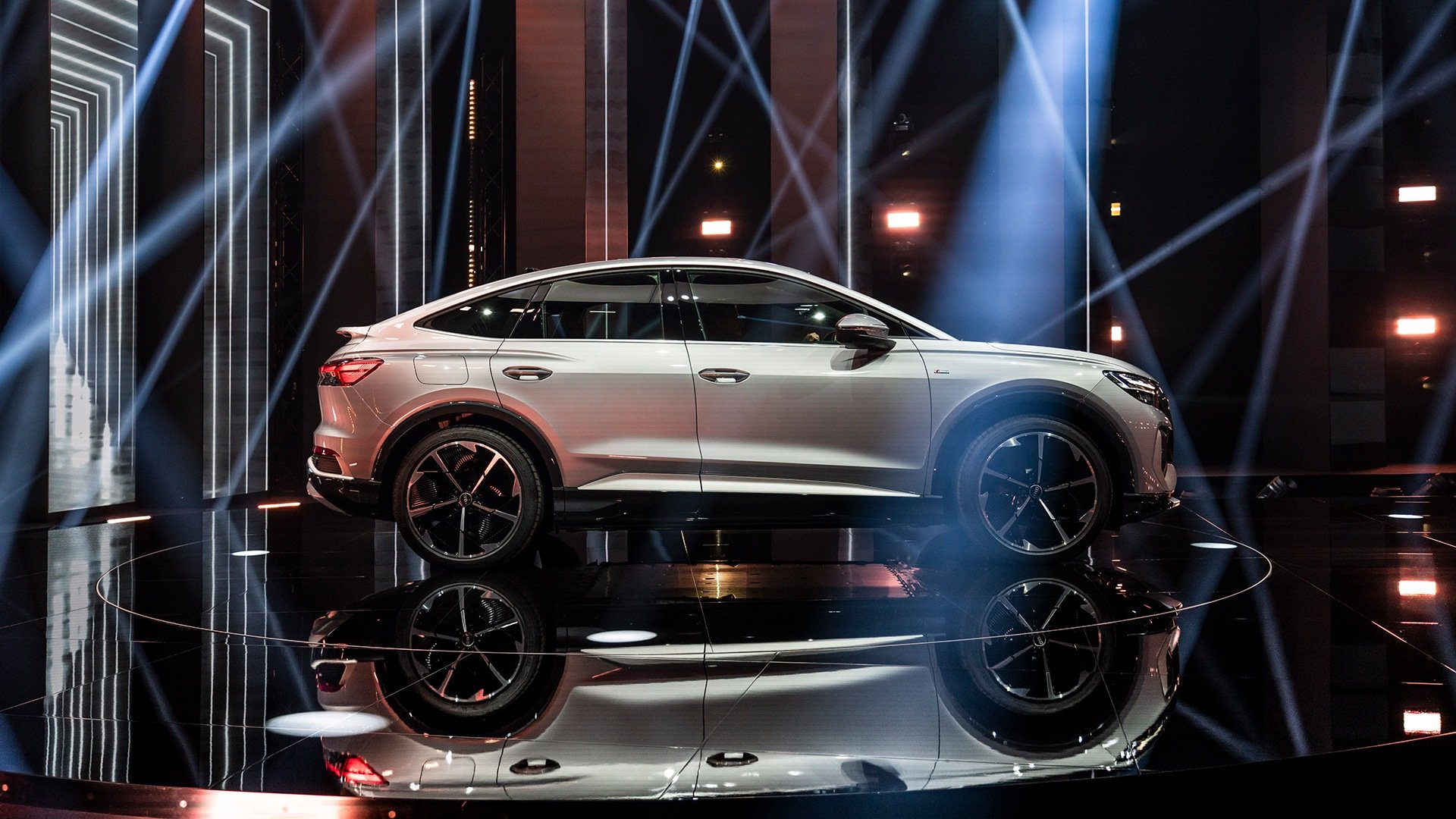 Audi Q4 Sportback e-tron je povsem električni SUV s štirimi zunanjimi vrati in dolžino 4,59 metra.