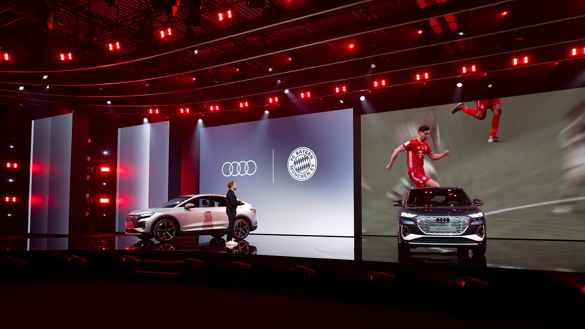 Vrhunec dogodka: nogometaši Leon Goretzka, Alphonso Davies in Lucas Hernandez iz ekipe Bayern Munich so govorili o digitalnih funkcijah Audija e-tron, med katerimi izstopa prikaz z obogateno resničnostjo.
