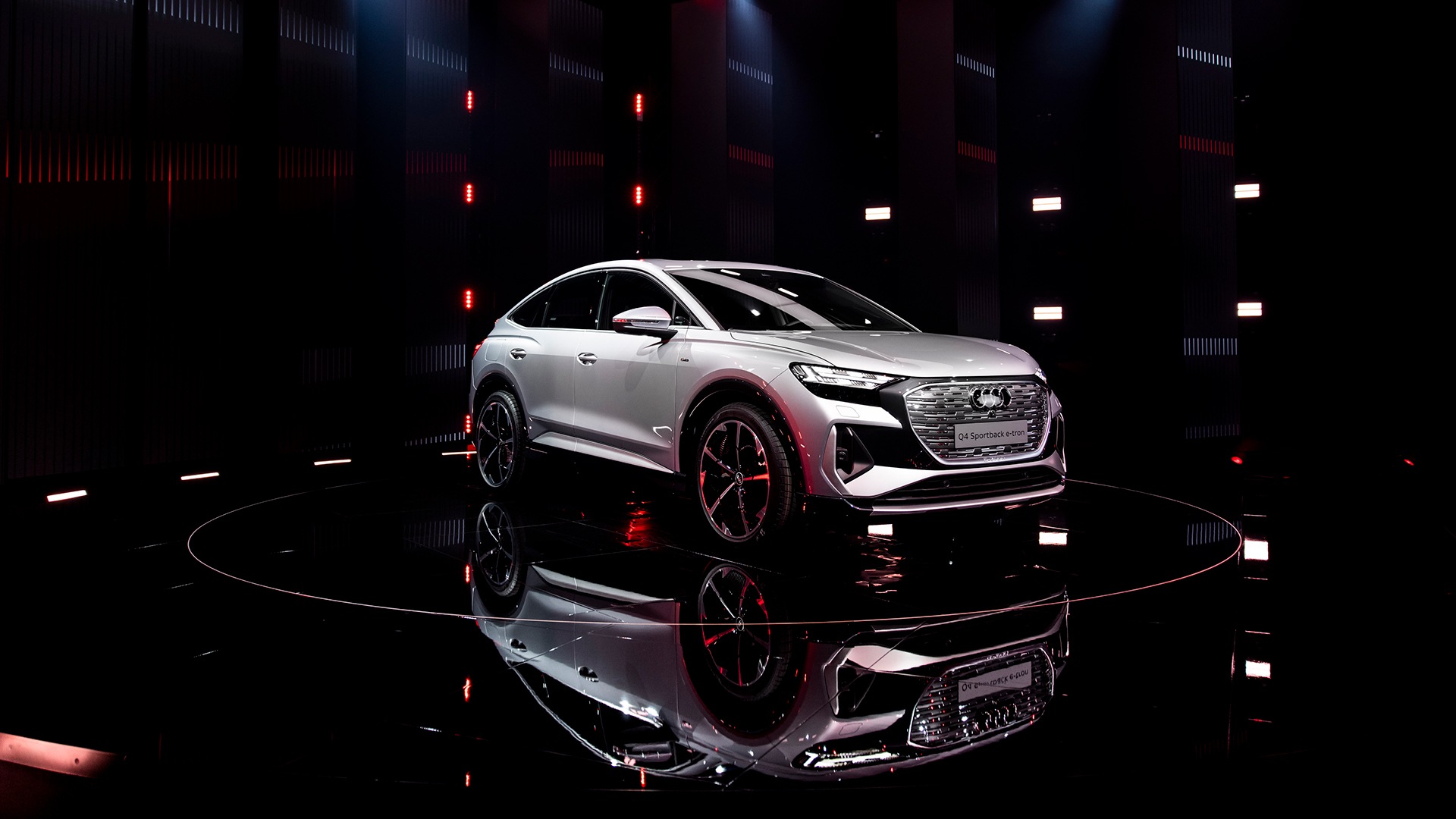 Audi Q4 Sportback e-tron s polno baterijo prevozi do 497 km (WLTP).
