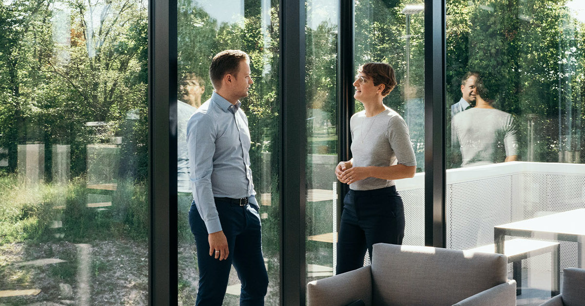 Strokovnjaka za trajnostni razvoj dr. Johanna Klewitz in Malte Vömel v salonu polnilnega središča Audi charging hub.