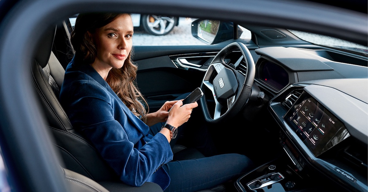 Sunnie Groeneveld v svojem avtomobilu Audi Q4 Sportback e-tron.